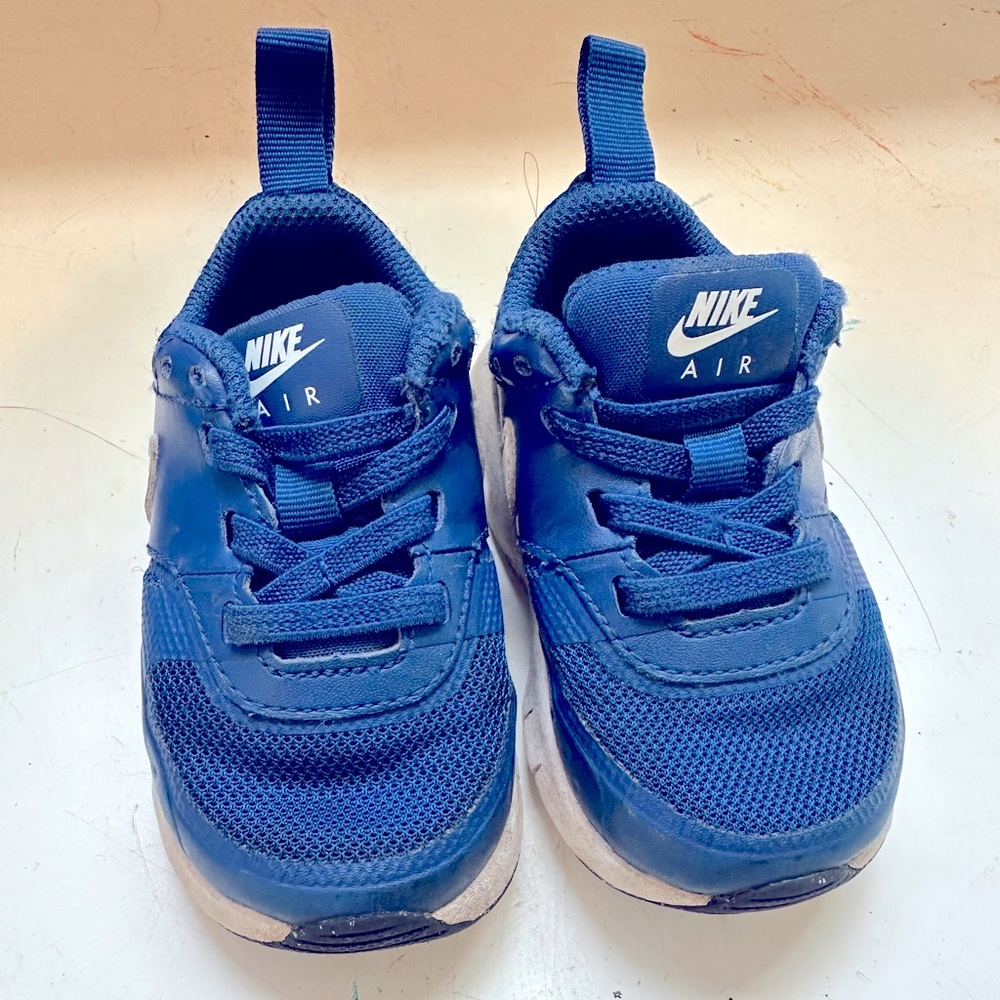 Nikes sz 5